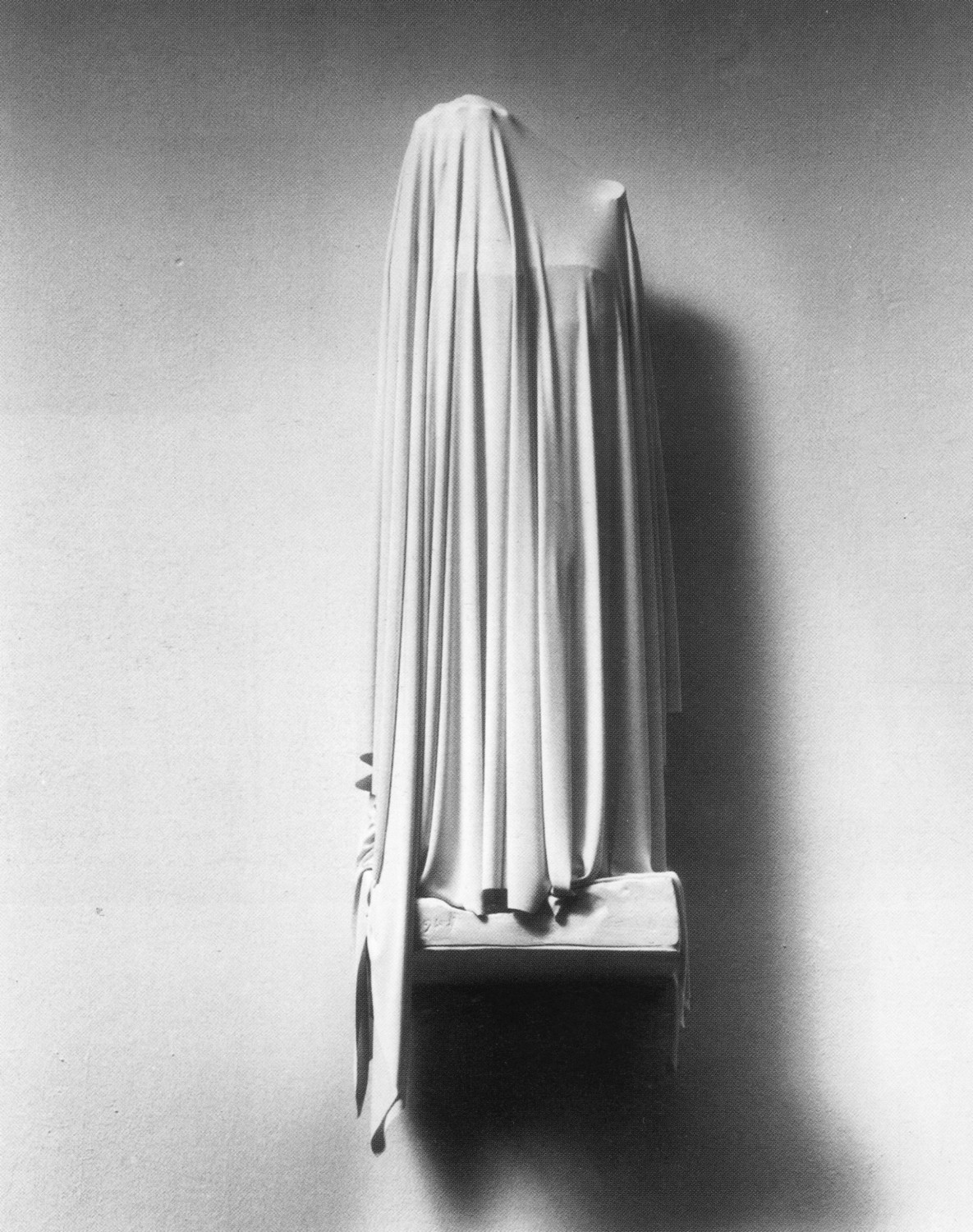 Claudio Parmiggiani, Iconostasi, 1988 (particolare). Tele bianche velate, statue bianche velate. 