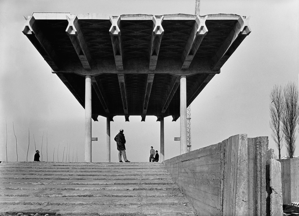 Cantiere della chiesa Mater Misericordiae di Baranzate, con B. Morassutti e A. Mangiarotti, 1956