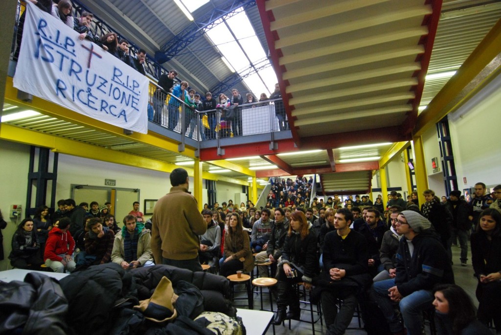 Bovisa - Assemblea in cui si decise l'occupazione del 3-4 dicembre 2010